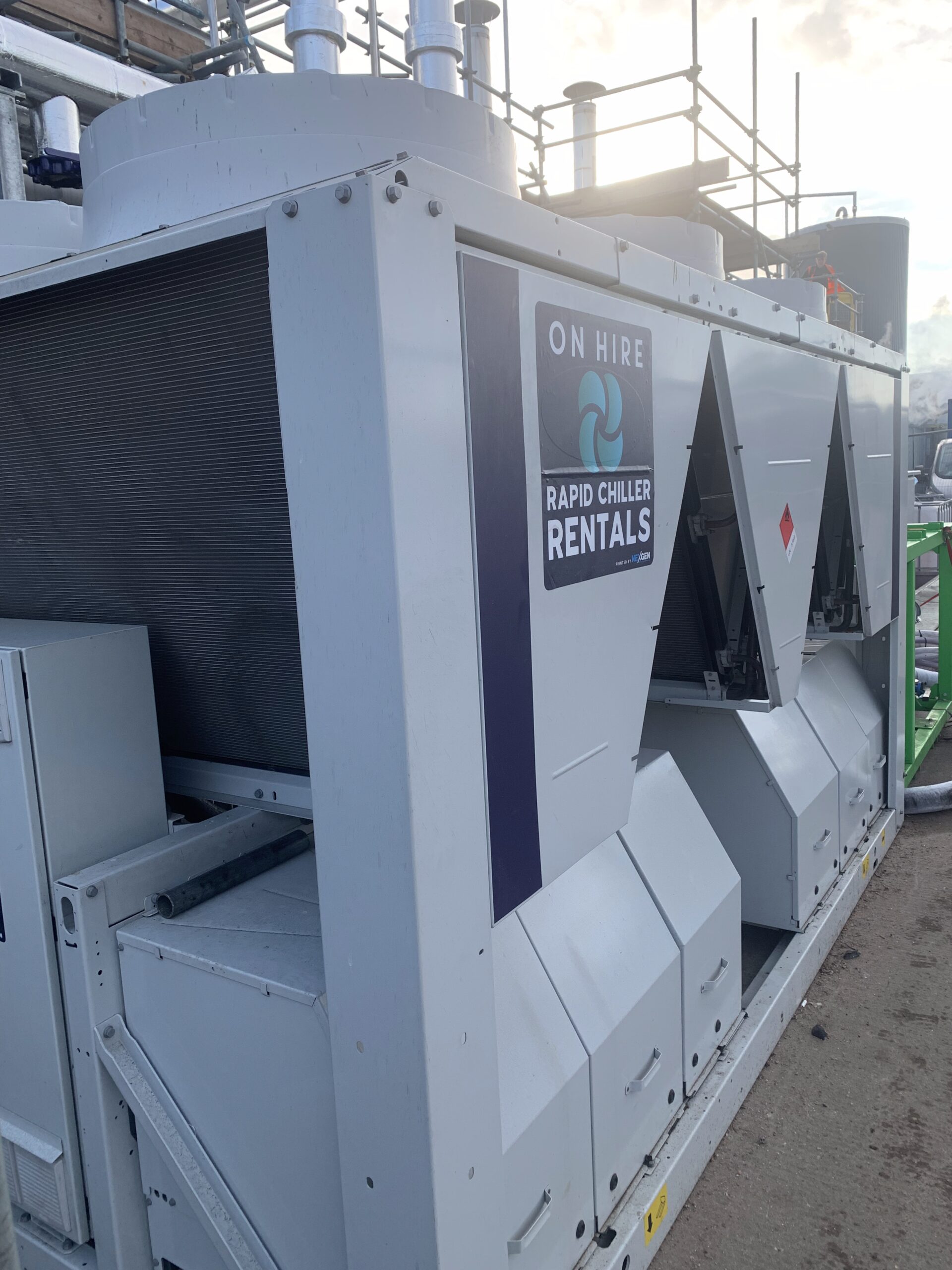 "400kW air-cooled process chiller unit for temporary industrial cooling